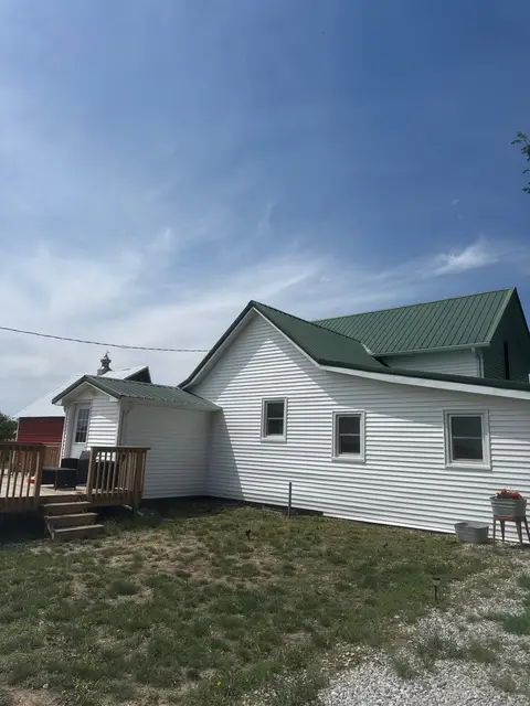 Standing-Seam Metal Roof and Vinyl Siding in Pender, NE